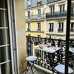 Charming Flat In Montmartre